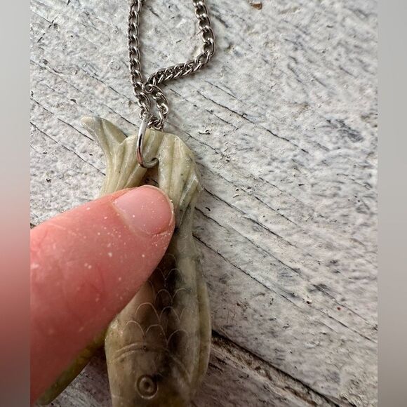 Vintage Carved Celadon Green Jade Pisces Zodiac Pair Fish Necklace - Picture 2 of 5